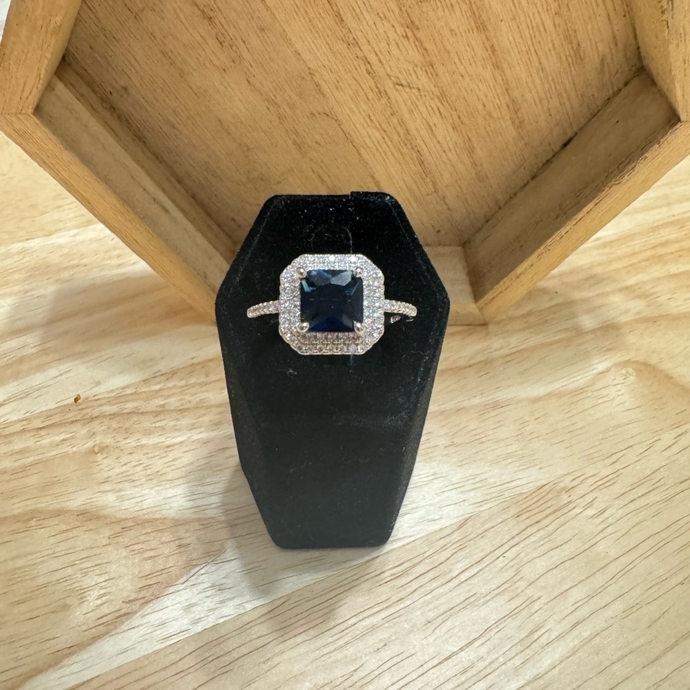 SIZE 10 WEDDING RING - Picture 5 of 6